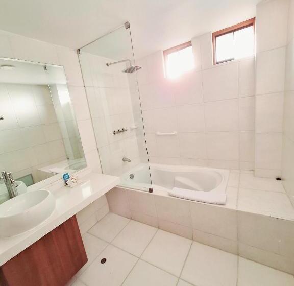 Junior Suite, Fundador