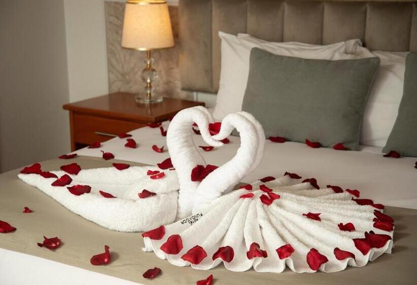 Junior Suite, Fundador