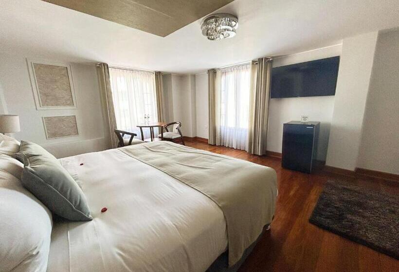 Junior Suite, Fundador