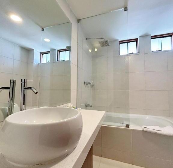 Junior Suite, Fundador