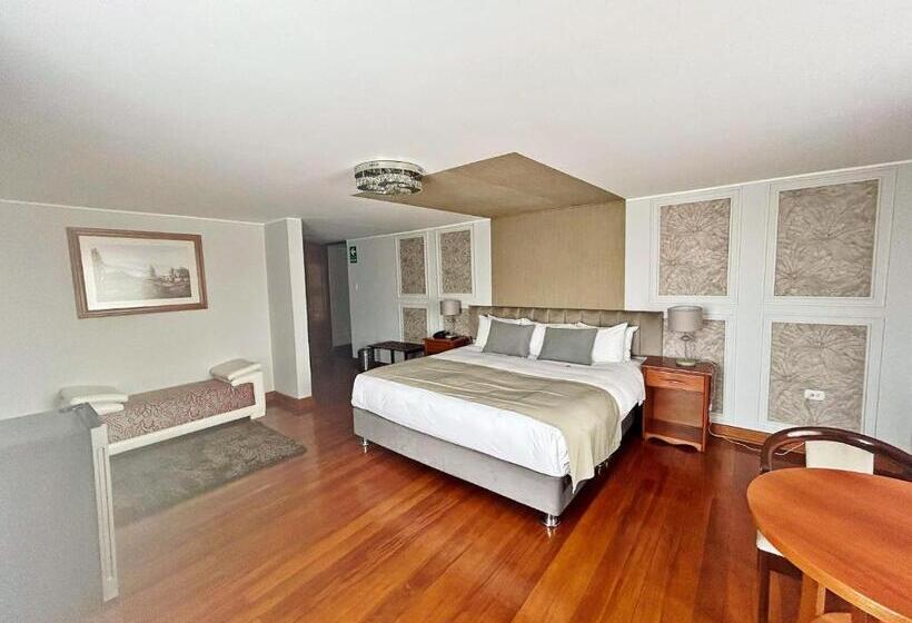 Junior Suite, Fundador