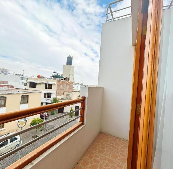 Habitación Triple Estándar, Fundador