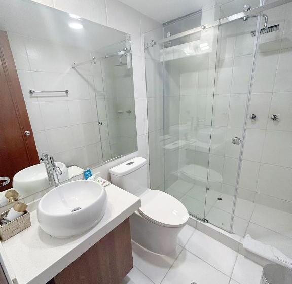 Habitación Estándar, Fundador