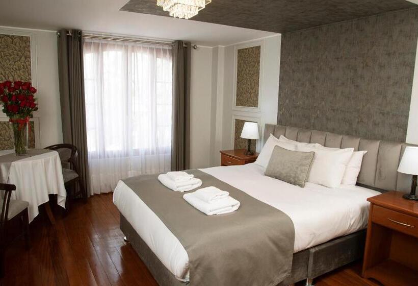Habitación Estándar, Fundador