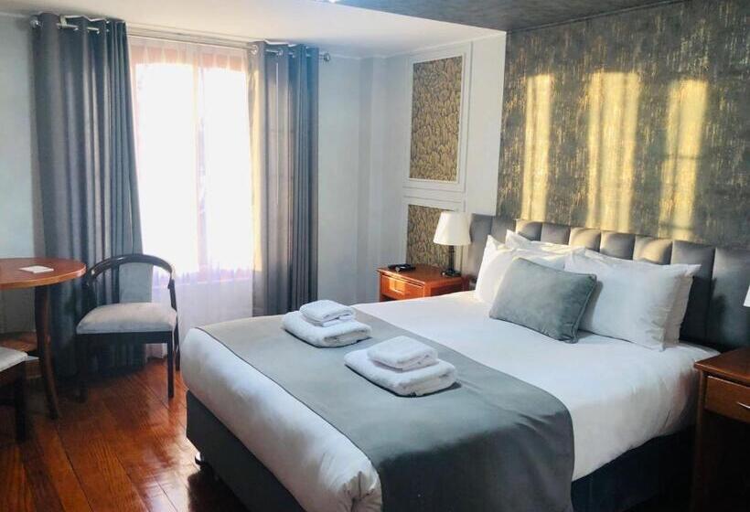 Habitación Estándar, Fundador