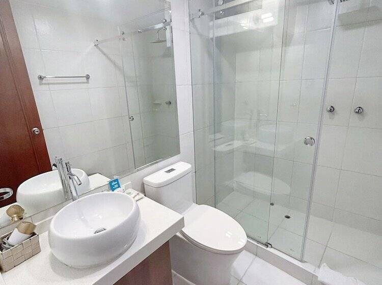 Habitación Estándar, Fundador