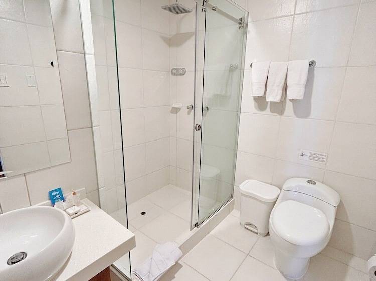 Habitación Triple Estándar, Fundador