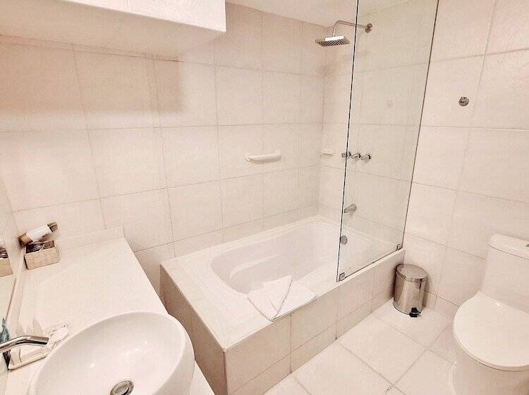 Habitación Triple Estándar, Fundador