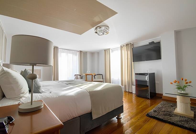 Junior Suite, Fundador
