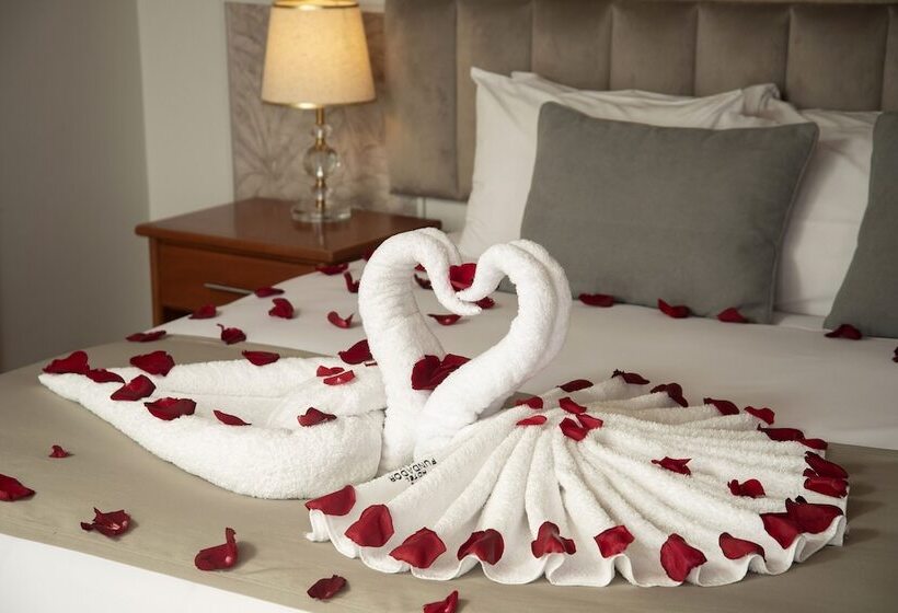 Junior Suite, Fundador