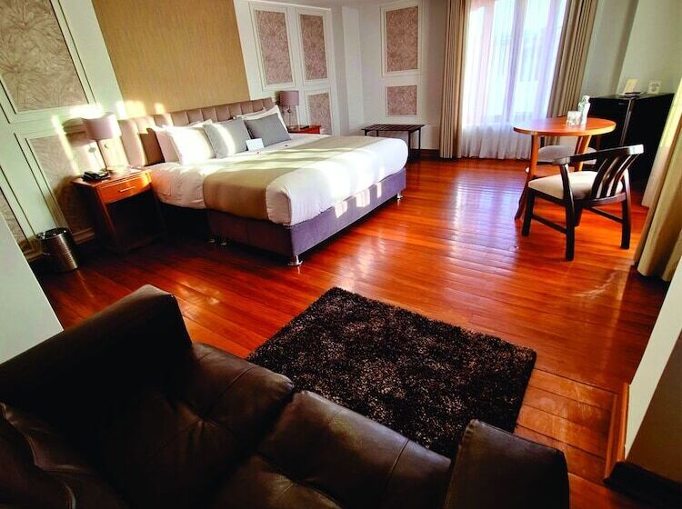 Junior Suite, Fundador
