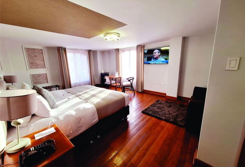 Junior Suite, Fundador