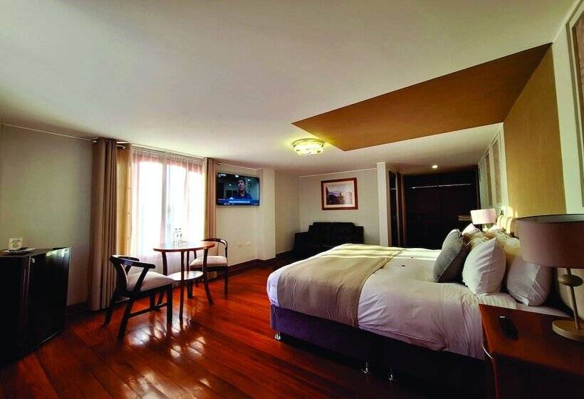 Junior Suite, Fundador