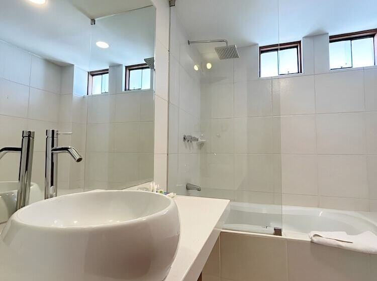 Junior Suite, Fundador