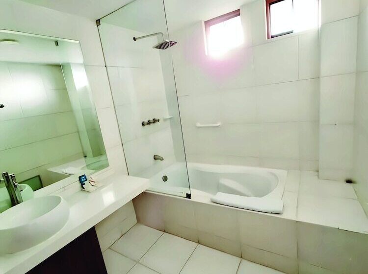 Junior Suite, Fundador