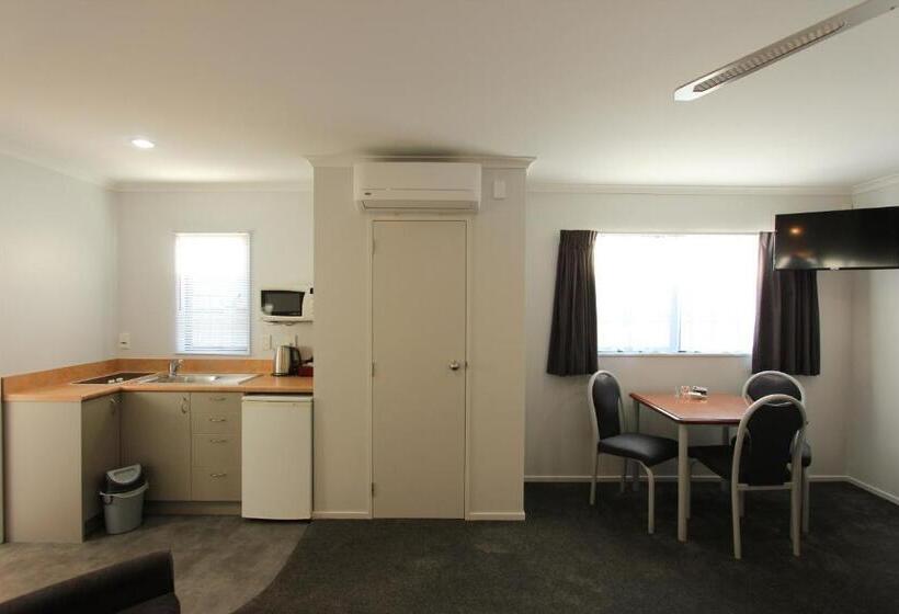 استودیوی سوپریور, Bk's Magnolia Motor Lodge