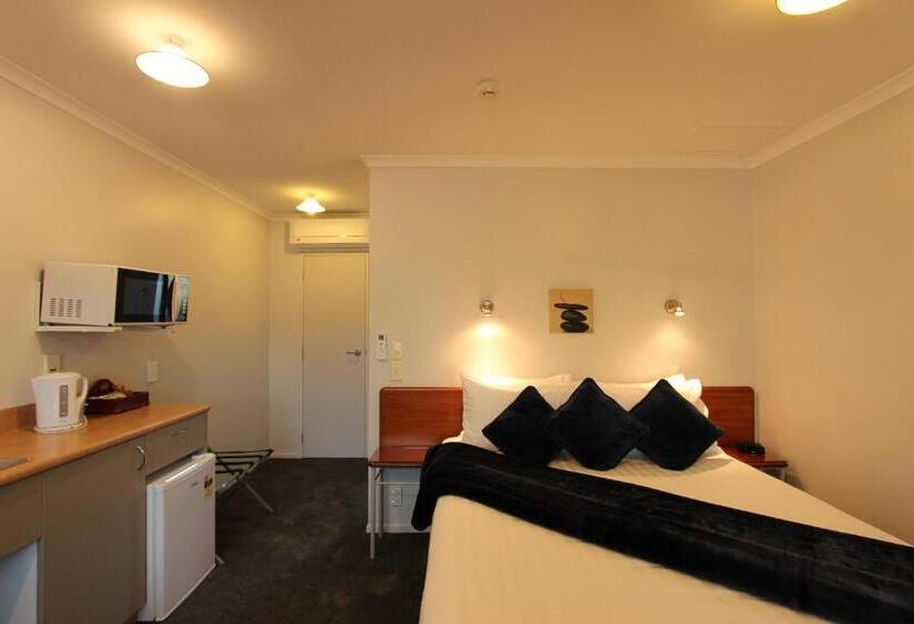 استودیوی استاندارد, Bk's Magnolia Motor Lodge