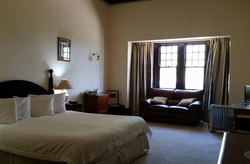 Deluxe Suite, Petersons Armidale Winery & Guesthouse