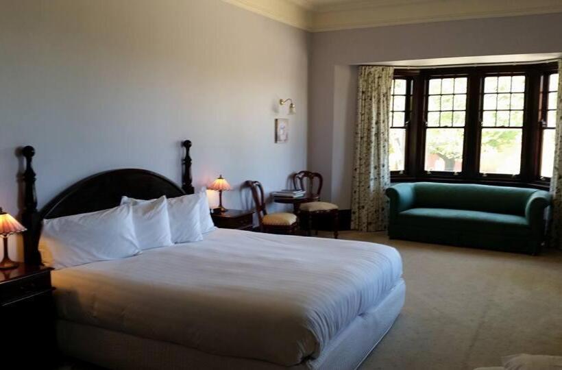 Deluxe Suite, Petersons Armidale Winery & Guesthouse