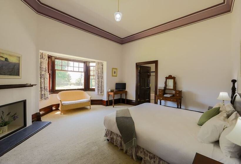 Deluxe Suite, Petersons Armidale Winery & Guesthouse