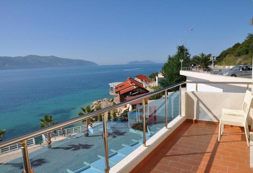 سوییت خانوادگی, Coral Hotel & Resort