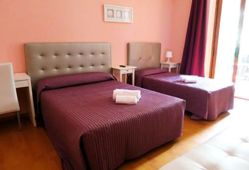 اتاق استاندارد سه نفره, Hostal Balmes Centro