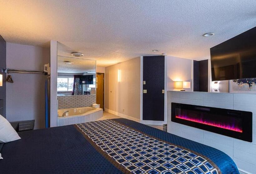 Suite with Hot Tub, Coratel Inn & Suites By Jasper Hastings