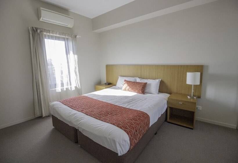 استودیوی استاندارد, Gladstone Downtown Central Apartment Hotel Official