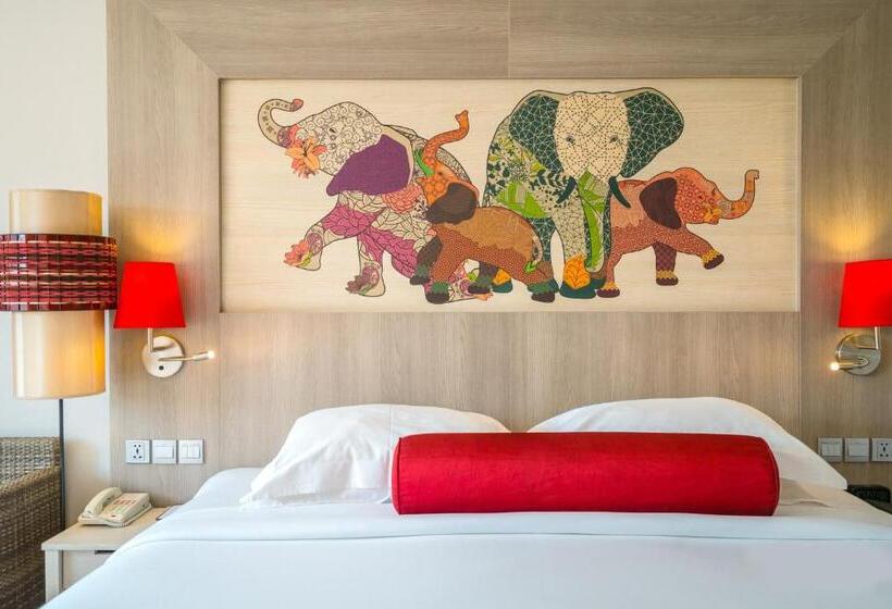 اتاق لوکس با بالکن, Ramada By Wyndham Phuket Deevana