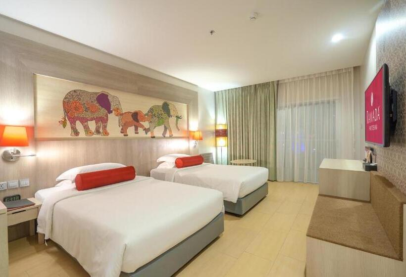 اتاق لوکس با بالکن, Ramada By Wyndham Phuket Deevana