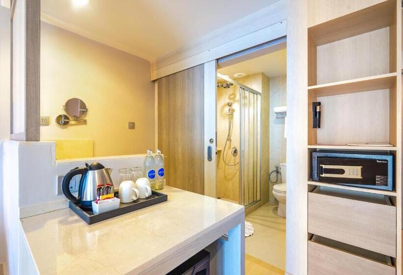 اتاق لوکس با بالکن, Ramada By Wyndham Phuket Deevana