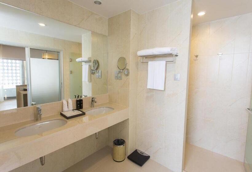 سوئیت جونیور با تراس, Ramada By Wyndham Phuket Deevana