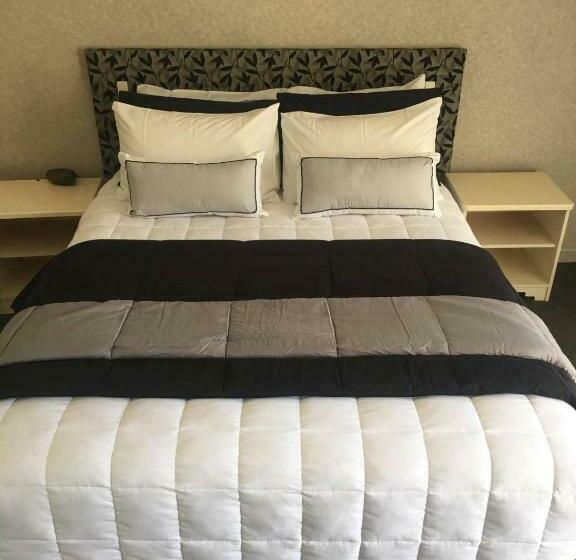 استودیوی استاندارد, Deco City Motor Lodge
