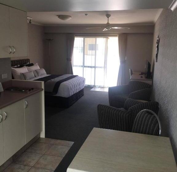 استودیوی استاندارد, Deco City Motor Lodge