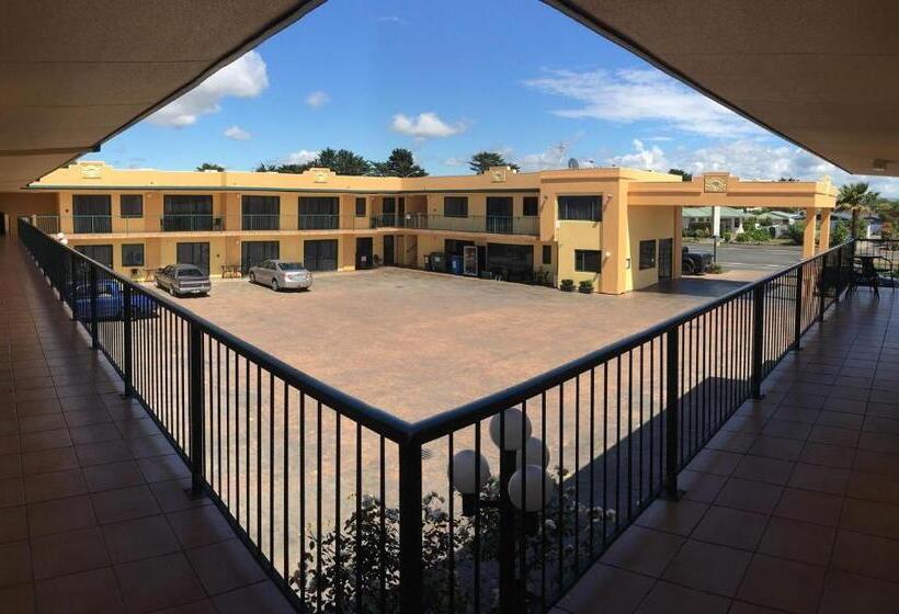 استودیوی لوکس, Deco City Motor Lodge