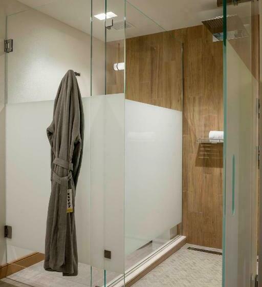 quarto Deluxe Cama King Vista Cidade, The Envoy Hotel, Autograph Collection