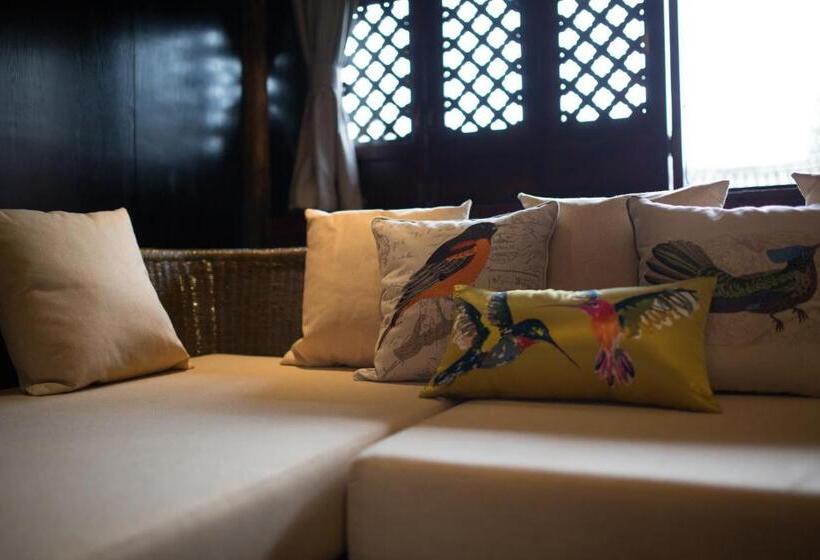 سوییت با چشم‌انداز باغ, Sky Valley Heritage Boutique