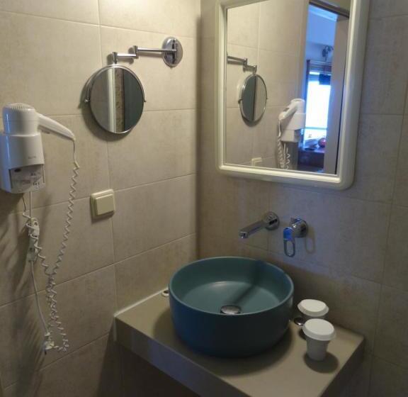 استودیوی استاندارد, Thalassa House Apartments