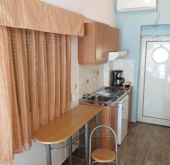 استودیوی استاندارد, Thalassa House Apartments