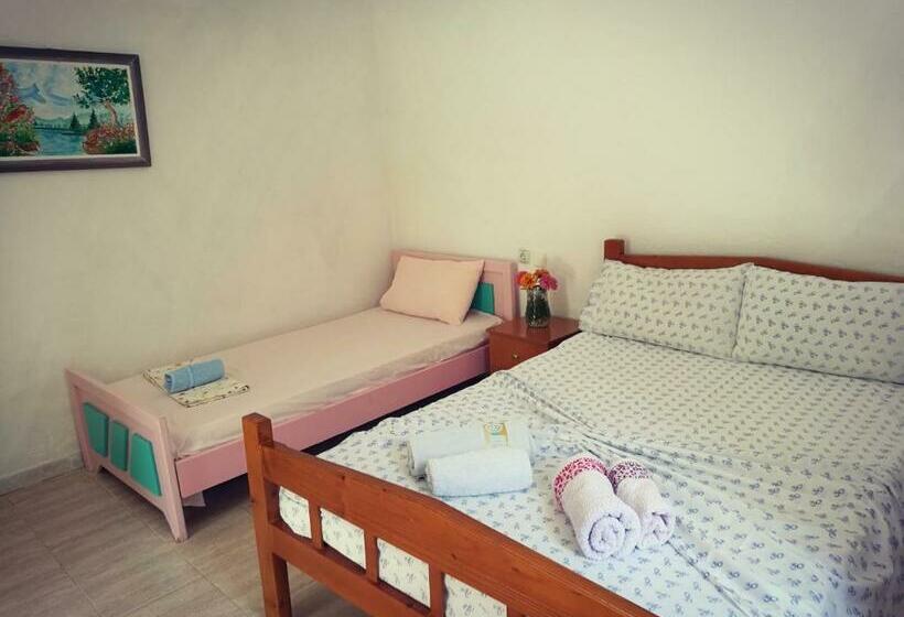 اتاق ساده سه‌ نفره, Piqeras Relax Guest House