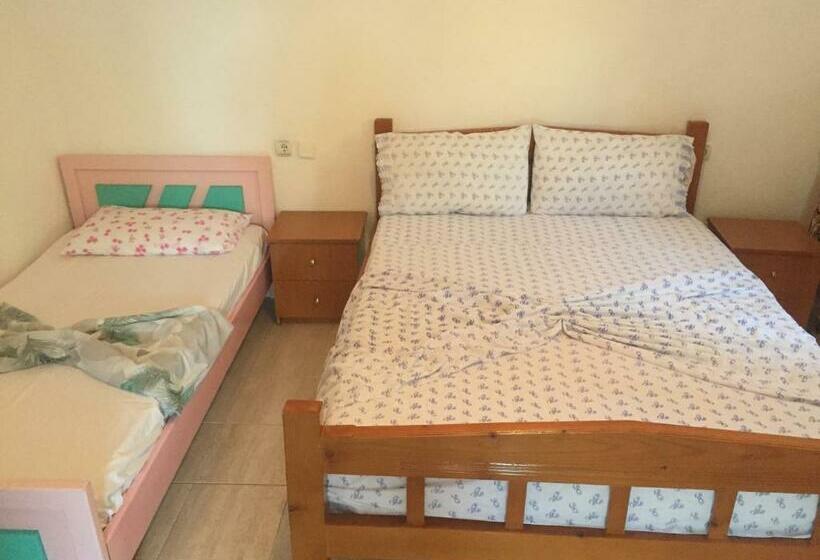 اتاق ساده سه‌ نفره, Piqeras Relax Guest House