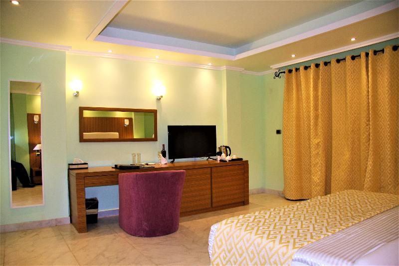 سوییت جونیور, The Country Lodge