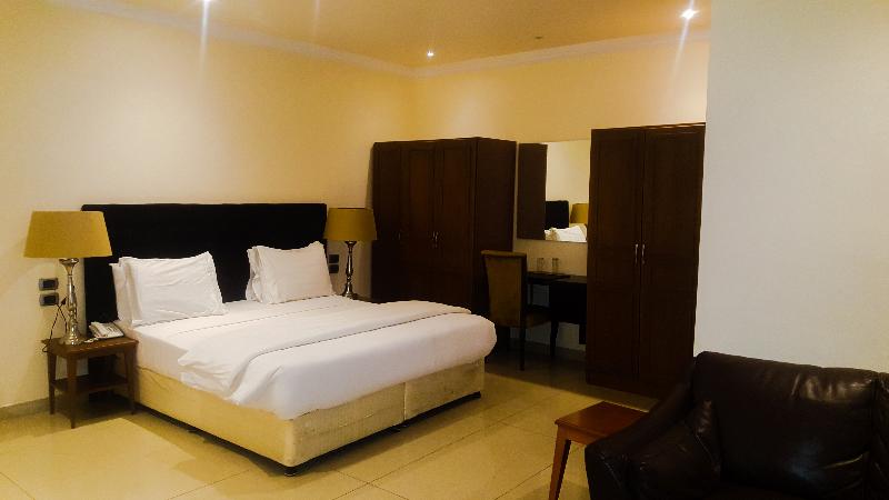 سوییت جونیور, The Country Lodge
