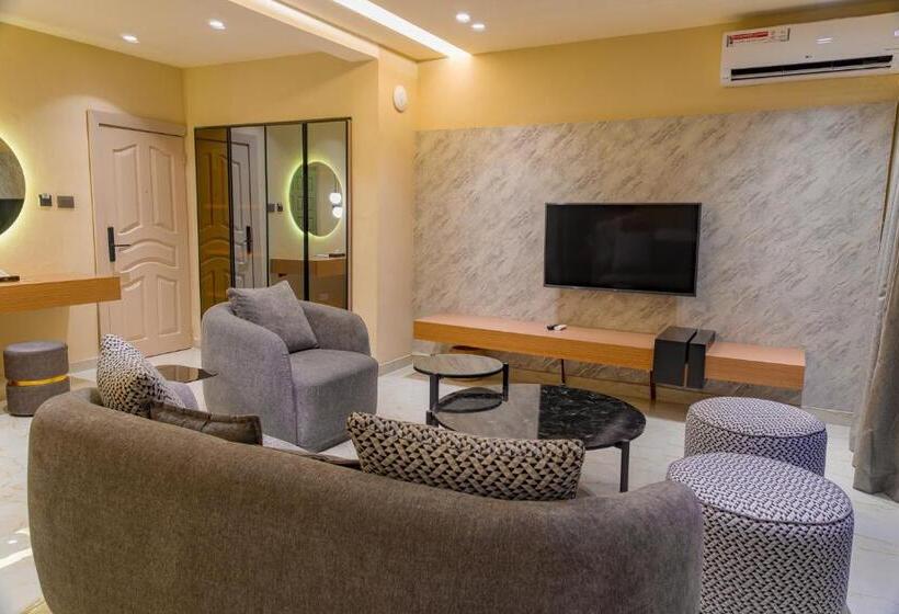سوییت اجرایی, The Country Lodge