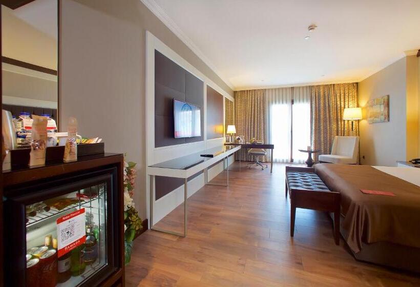 جناح جونيور, Ramada  & Suites By Wyndham Istanbul Merter