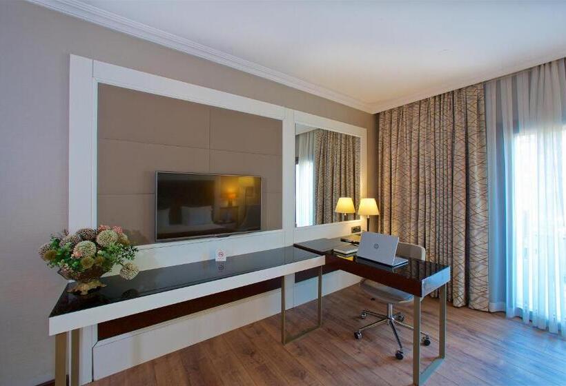 اتاق لوکس با تخت بزرگ, Ramada By Wyndham Istanbul Merter