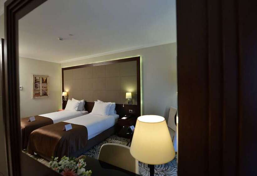 غرفة قياسية لذوى الاحتياجات الخاصة, Ramada  & Suites By Wyndham Istanbul Merter