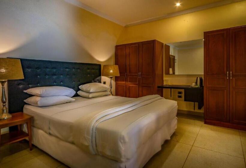 سوییت جونیور, The Country Lodge