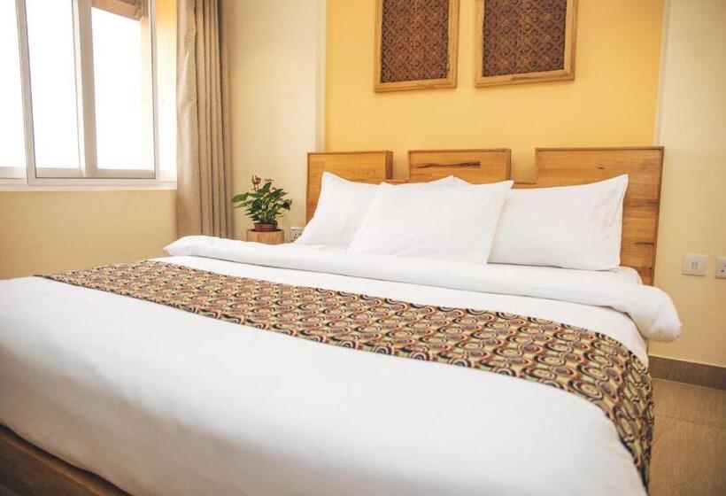 سوییت لوکس, Roots Apartment