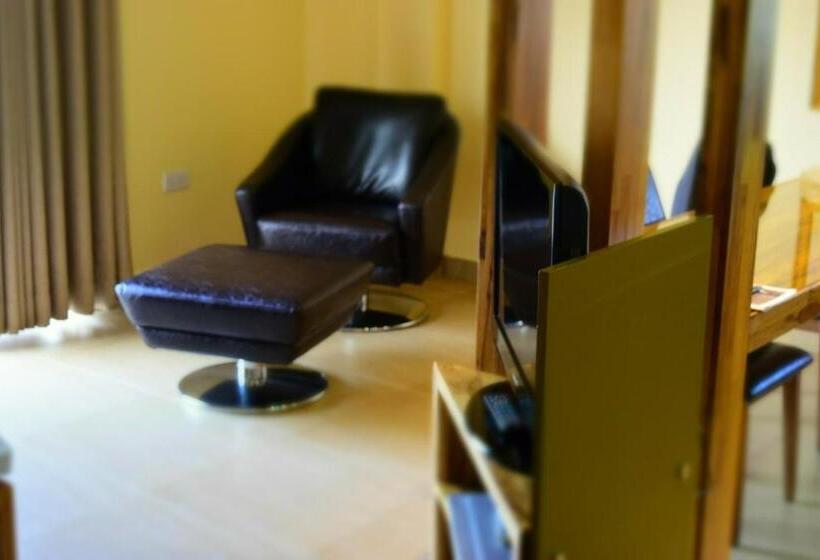 سوییت لوکس, Roots Apartment